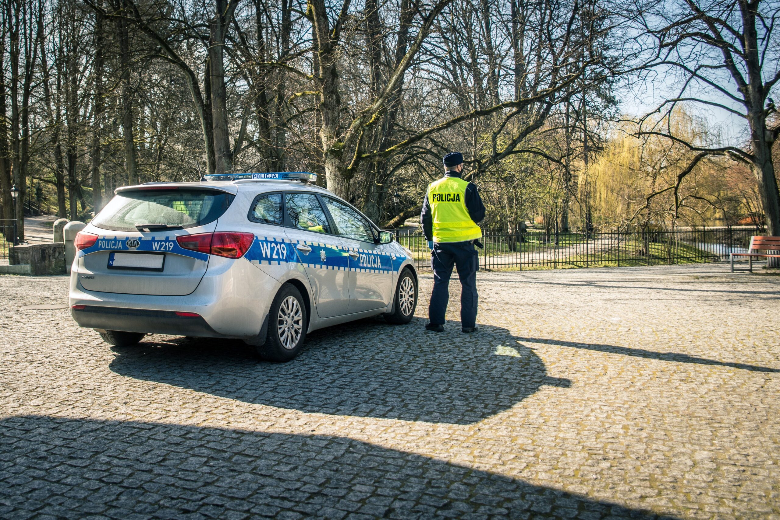 Portal Praca.pl opublikował ciekawy artykuł o tytule: Policjant – zawód, zarobki, wymagania, plusy i minusy pracy